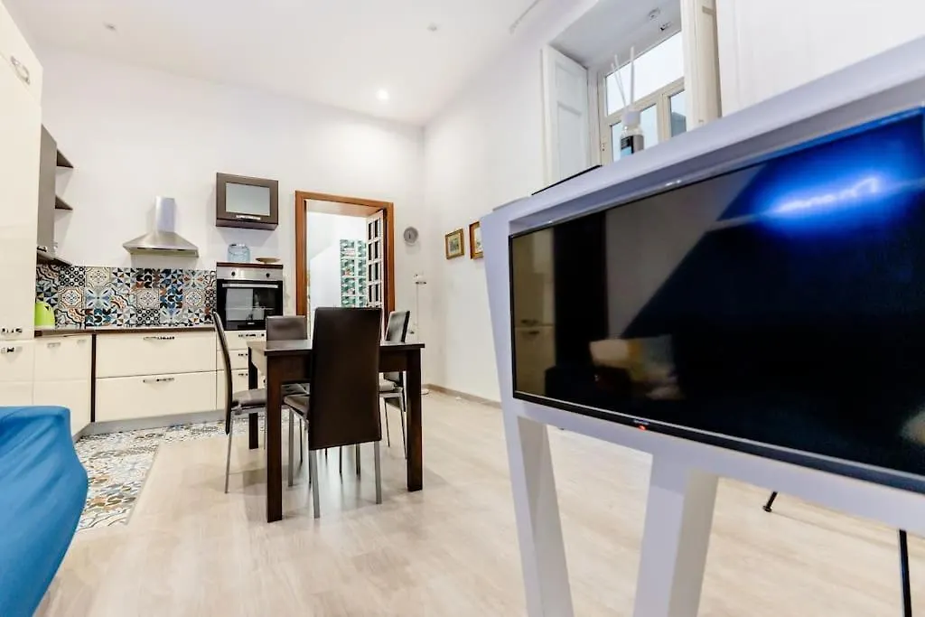 Modern 1Br Apt Near National Museum - Sleeps 3 Naples 0*,  Italy
